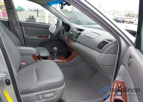 2005 Toyota Camry Xle z USA, uszkodzony, nr VIN 4T1BE30K55U401715